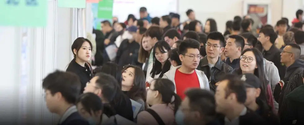 More Chinese Graduates Are Taking Jobs in Small Cities, Report Replaces